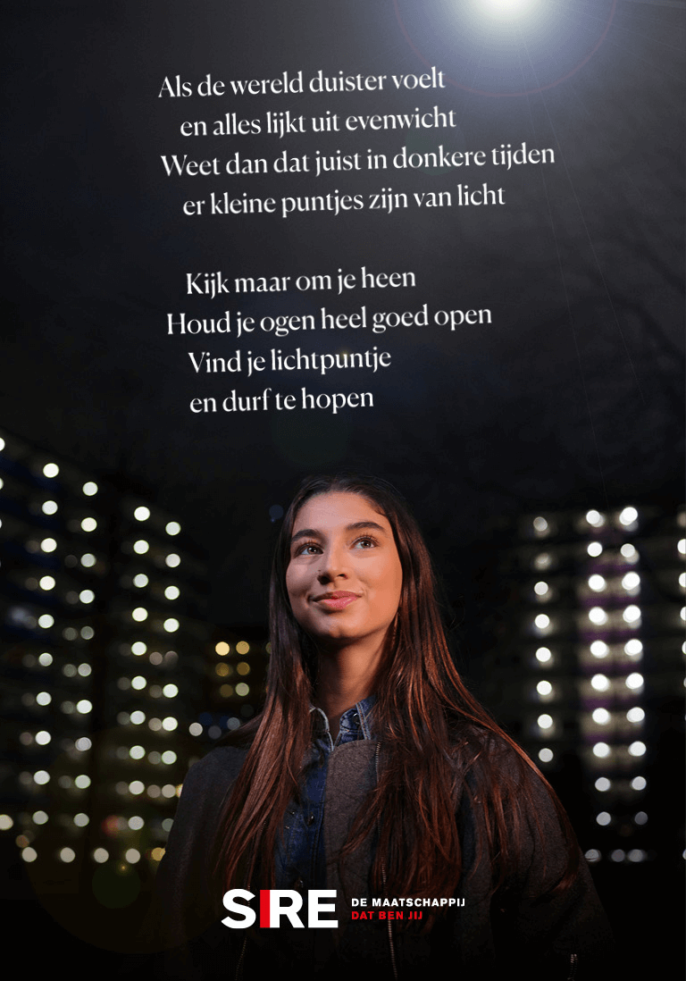 printuiting 1: Meisje kijkt hoopvol naar een lichtpuntje. Op de uiting staat het campagne gedicht.
