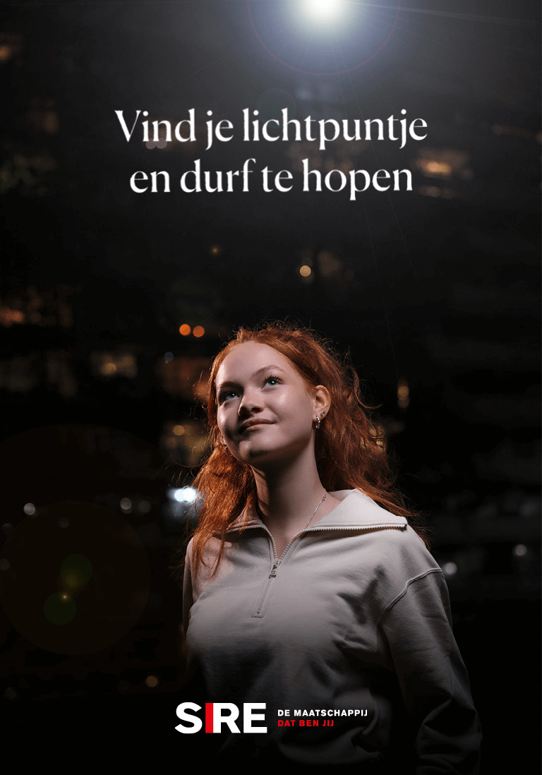 printuiting 2: Meisje kijkt hoopvol naar een lichtpuntje. Op de uiting staat de campagne regel.