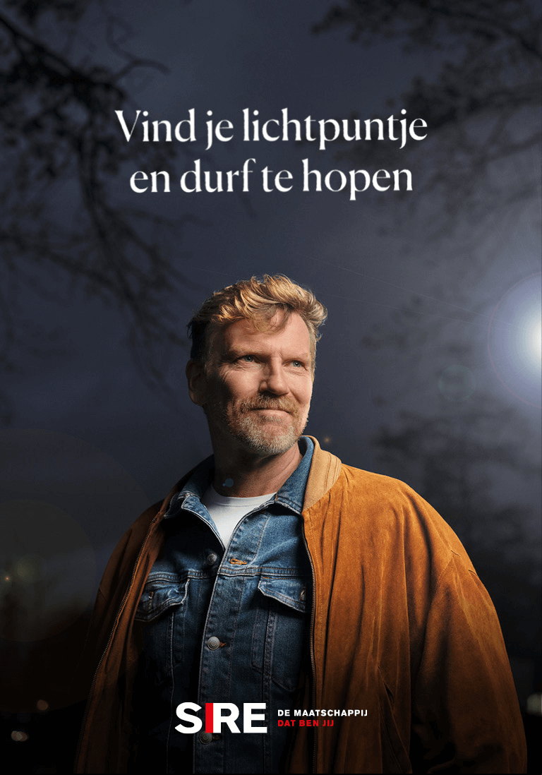 printuiting 3: Man kijkt hoopvol naar een lichtpuntje. Op de uiting staat de campagne regel.