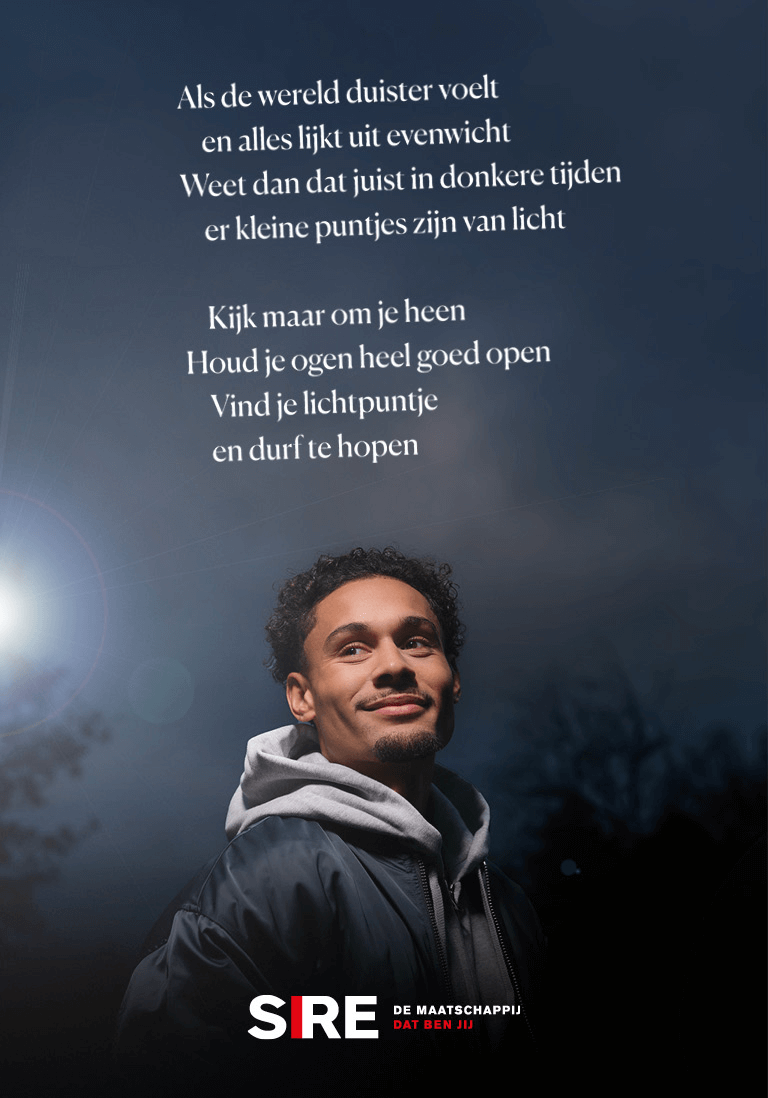 printuiting 4: Jongen kijkt hoopvol naar een lichtpuntje. Op de uiting staat het campagne gedicht.