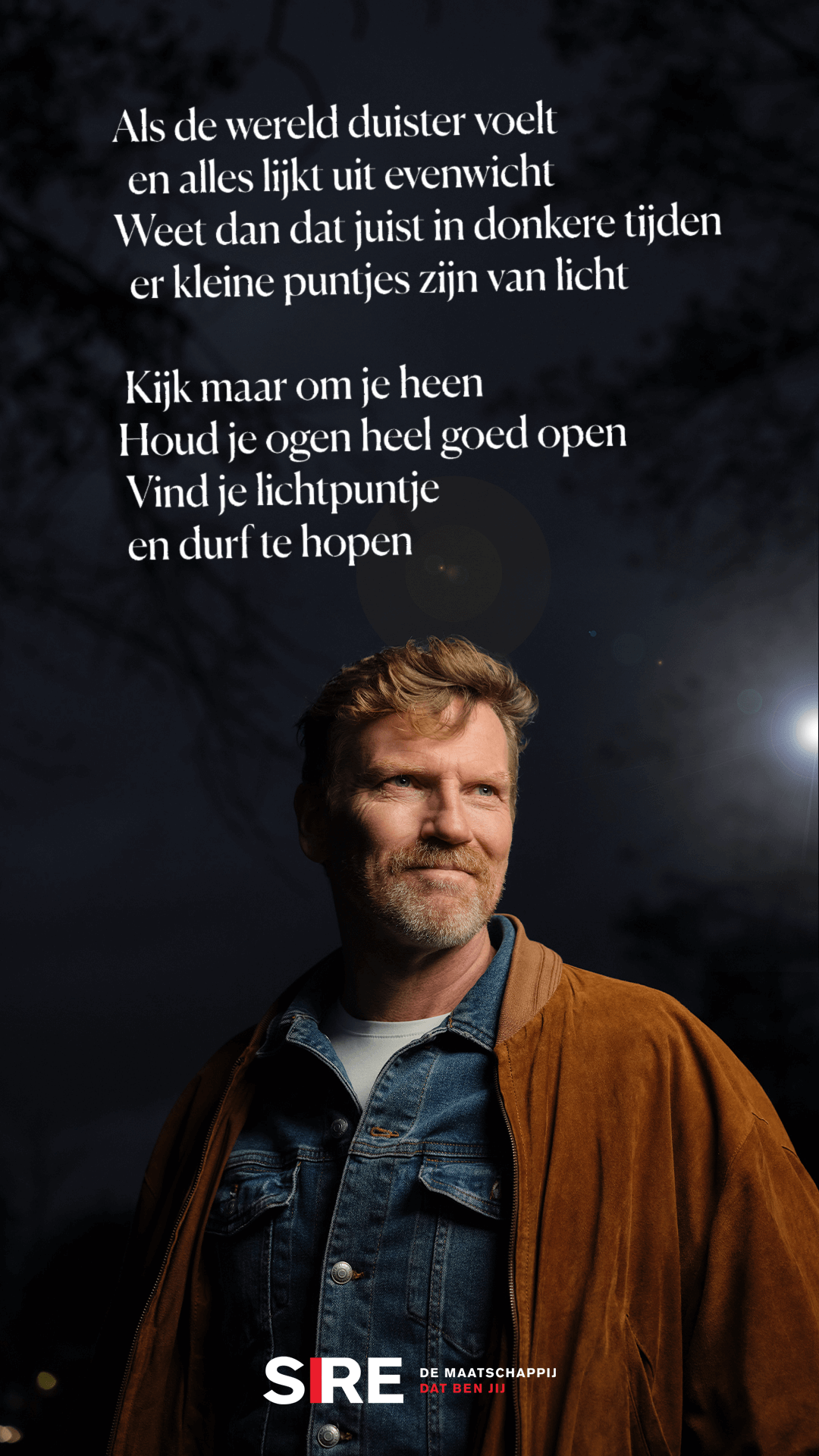 Een out of home uiting: Man kijkt hoopvol naar een lichtpuntje. Op de uiting staat het campagne gedicht